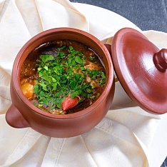 Суп в горшочке с говядиной и овощами